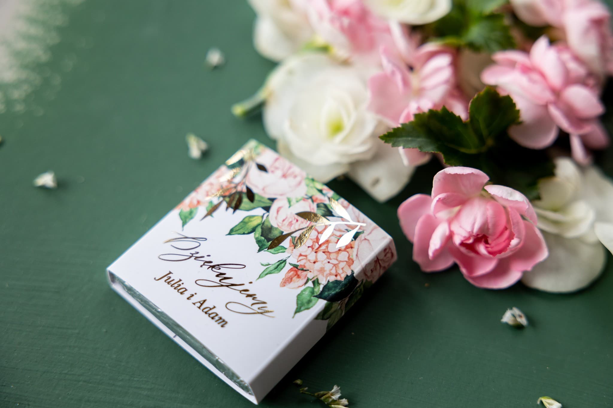 Ringraziamenti per gli ospiti – Cioccolatini dorati con peonie e ortensie Rubino n. 10