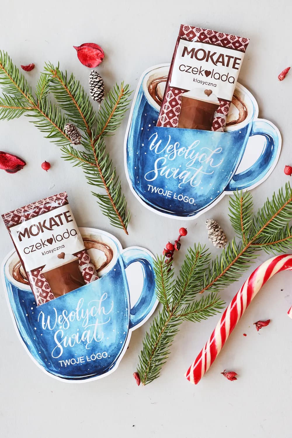 Raffigurazione ravvicinata di un elegante omaggio per clienti: cartoncino decorato a forma di tazza con cioccolata calda e decorazioni natalizie Raffigurazione ravvicinata di un elegante omaggio per clienti: cartoncino decorato a forma di tazza con cioccolata calda e decorazioni natalizie