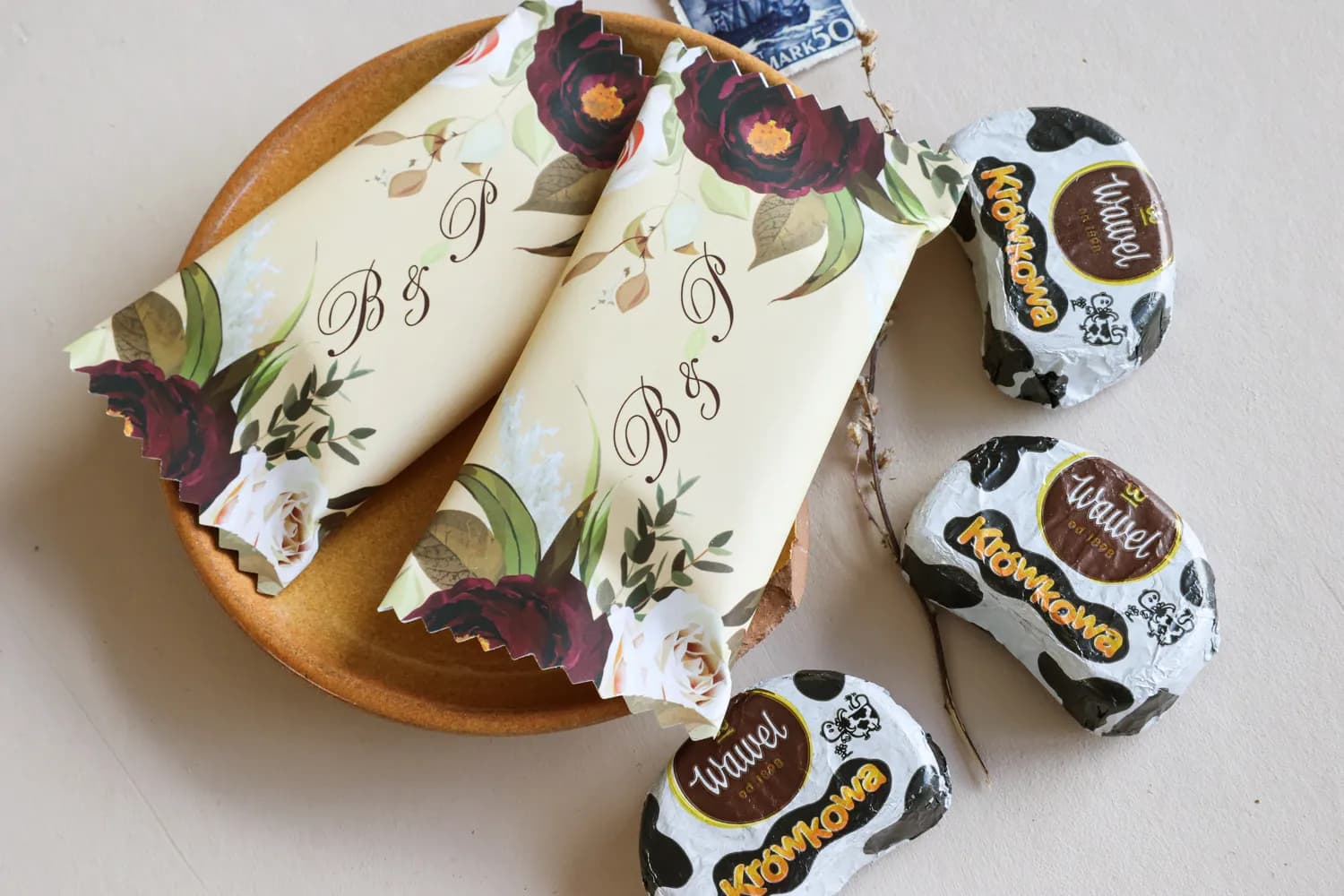 Personalized Wedding Favour Chocolates with Burgundy Roses Korani No. 2