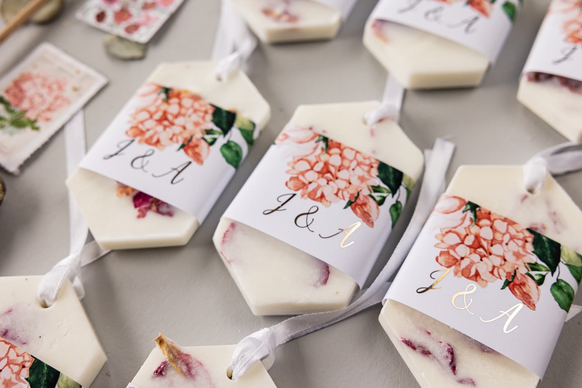 Colgante de soja aromático como detalle para invitados, envoltorio con peonías rosas y hortensia