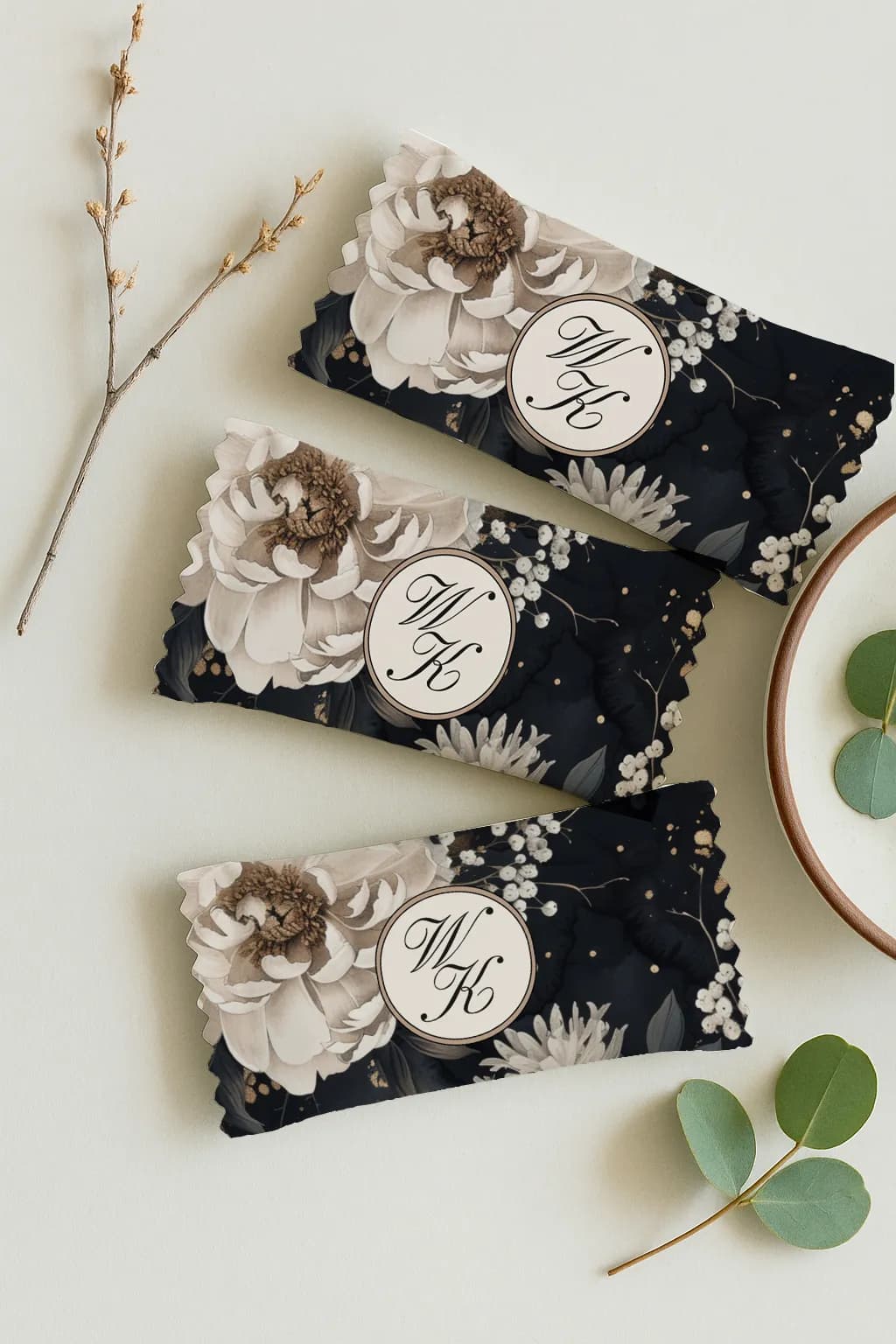 Personalizowane słodkie upominki dla gości – krówki z motywem kwiatowym glamour i monogramem pary młodej.