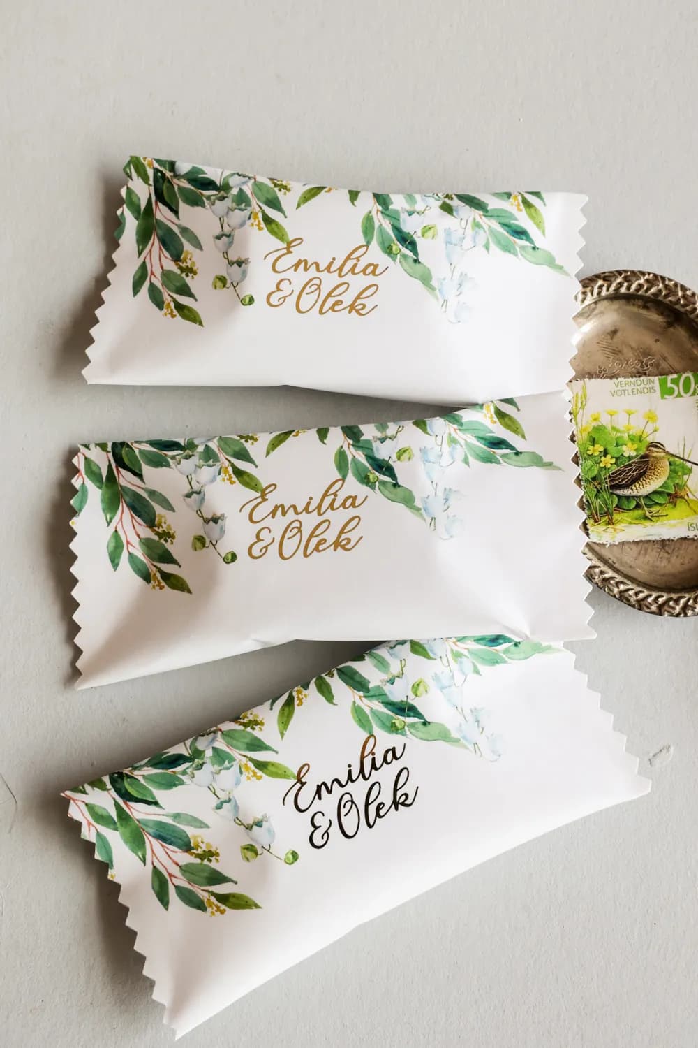 Wedding Favours – Gold Foiled Chocolates with Blue Flowers Rubin No. 4