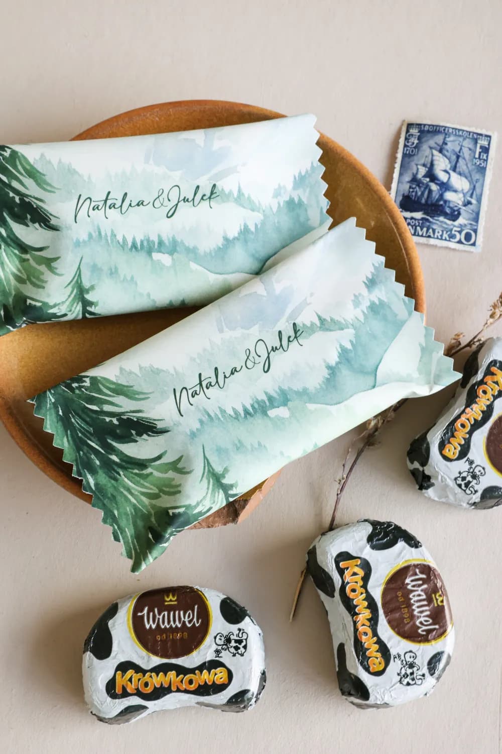 Envoltorio de chocolates de boda con motivo rústico de bosque y árboles de coníferas en acuarela
