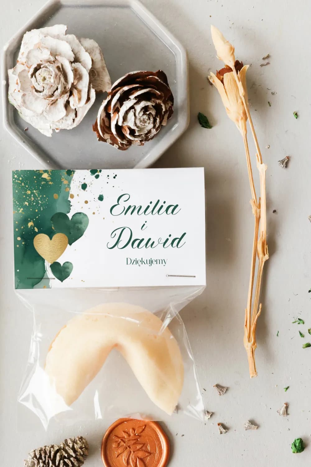 Galleta de la fortuna verde y oro en envase transparente con corazones abstractos