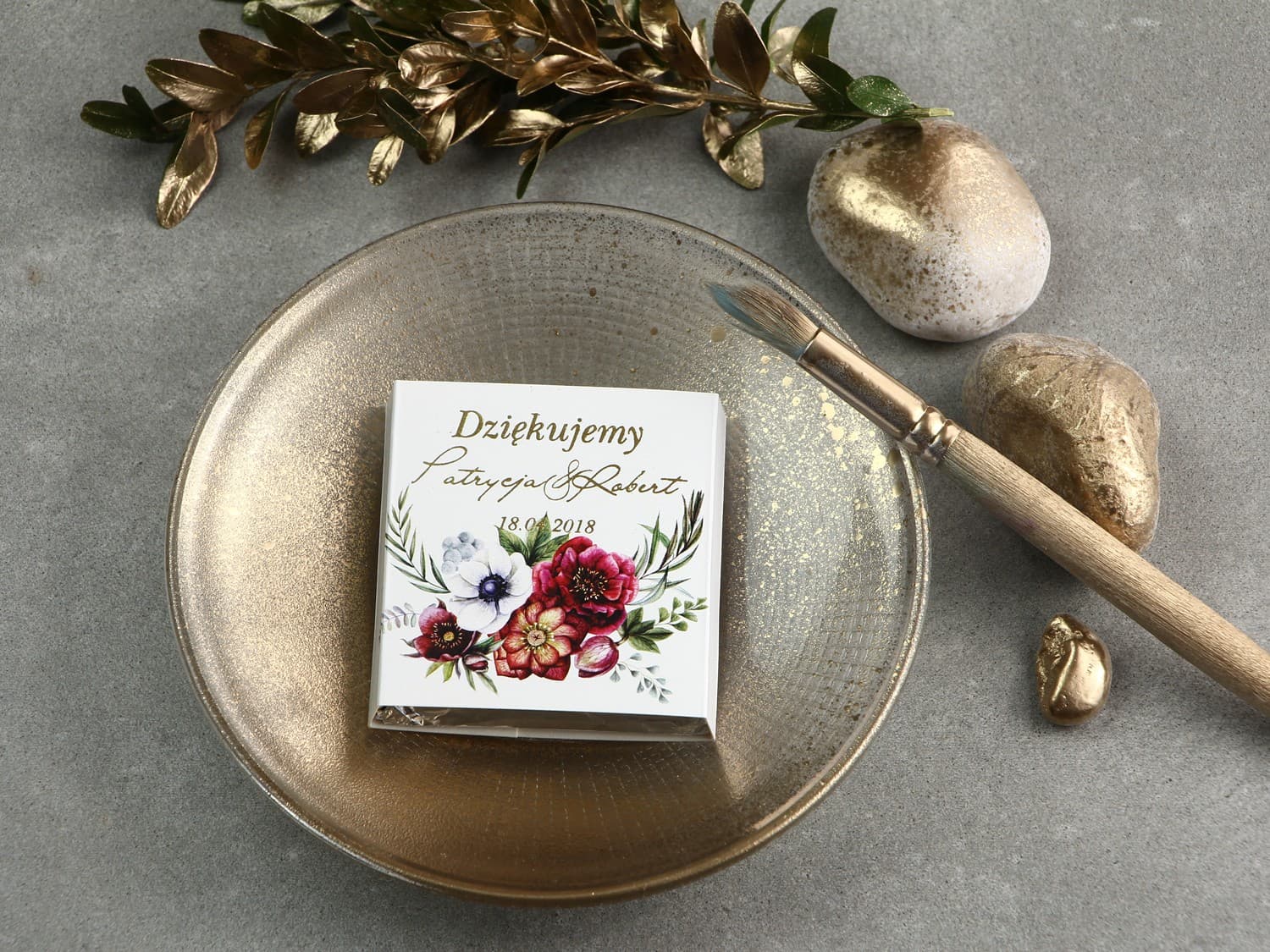 Chocolatinas Doradas con Anémonas Burdeos | Detalles para Invitados Glamour | Cykade nº 7