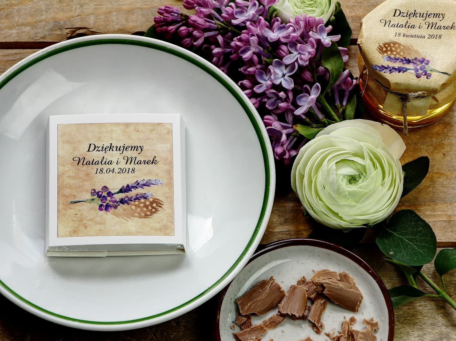 Detalle para invitados de boda en forma de chocolatina de leche, envoltorio rústico con diseño de plumas estilo boho