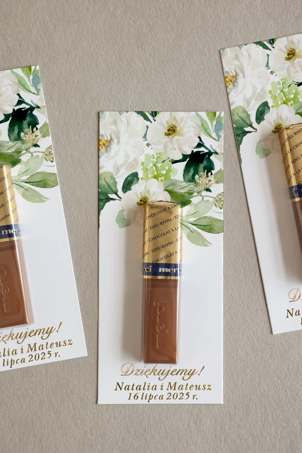 Detalles para invitados Merci con dorados y flores crema | Rubin n.º 1