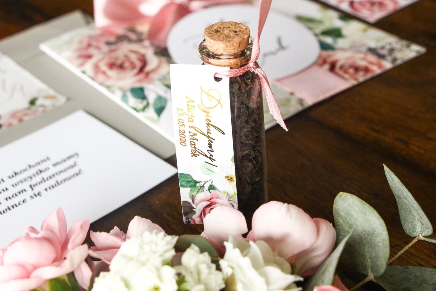 Botellita con Té, etiqueta dorada con rosa | Elegantes Detalles para Invitados de Boda | Soreli n.º 3