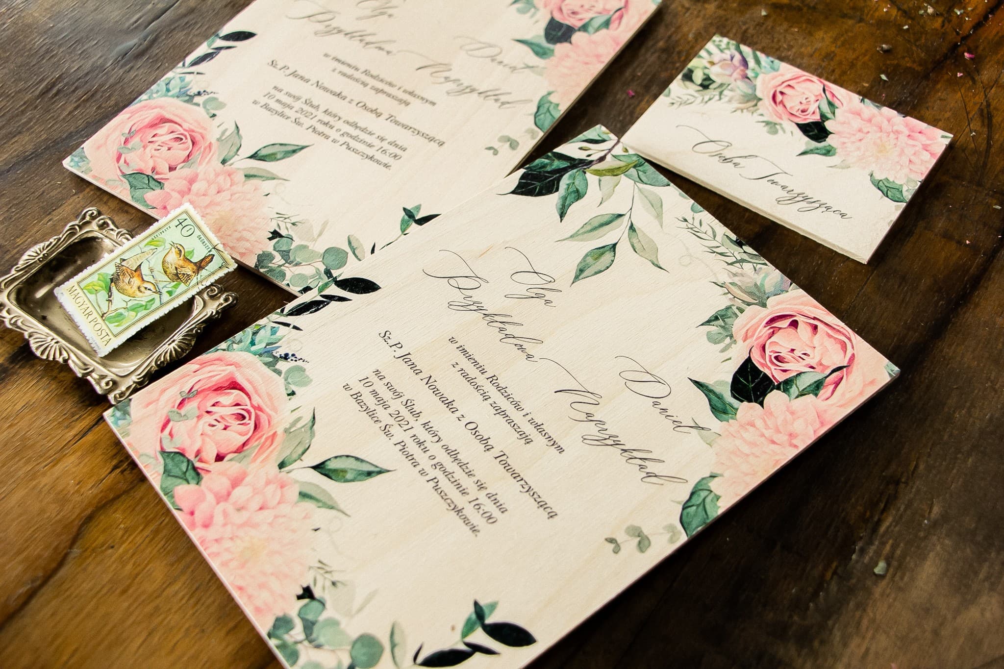 Échantillon de faire-part en bois avec pivoines roses style boho Topaz n° 4