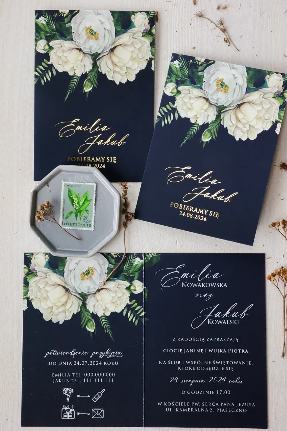 Échantillon d'invitation de mariage bleu marine avec dorure et motif branche Ruskus n° 3