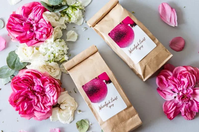 Personalized black tea 50g with company logo, modern bauble design, kraft paper bag