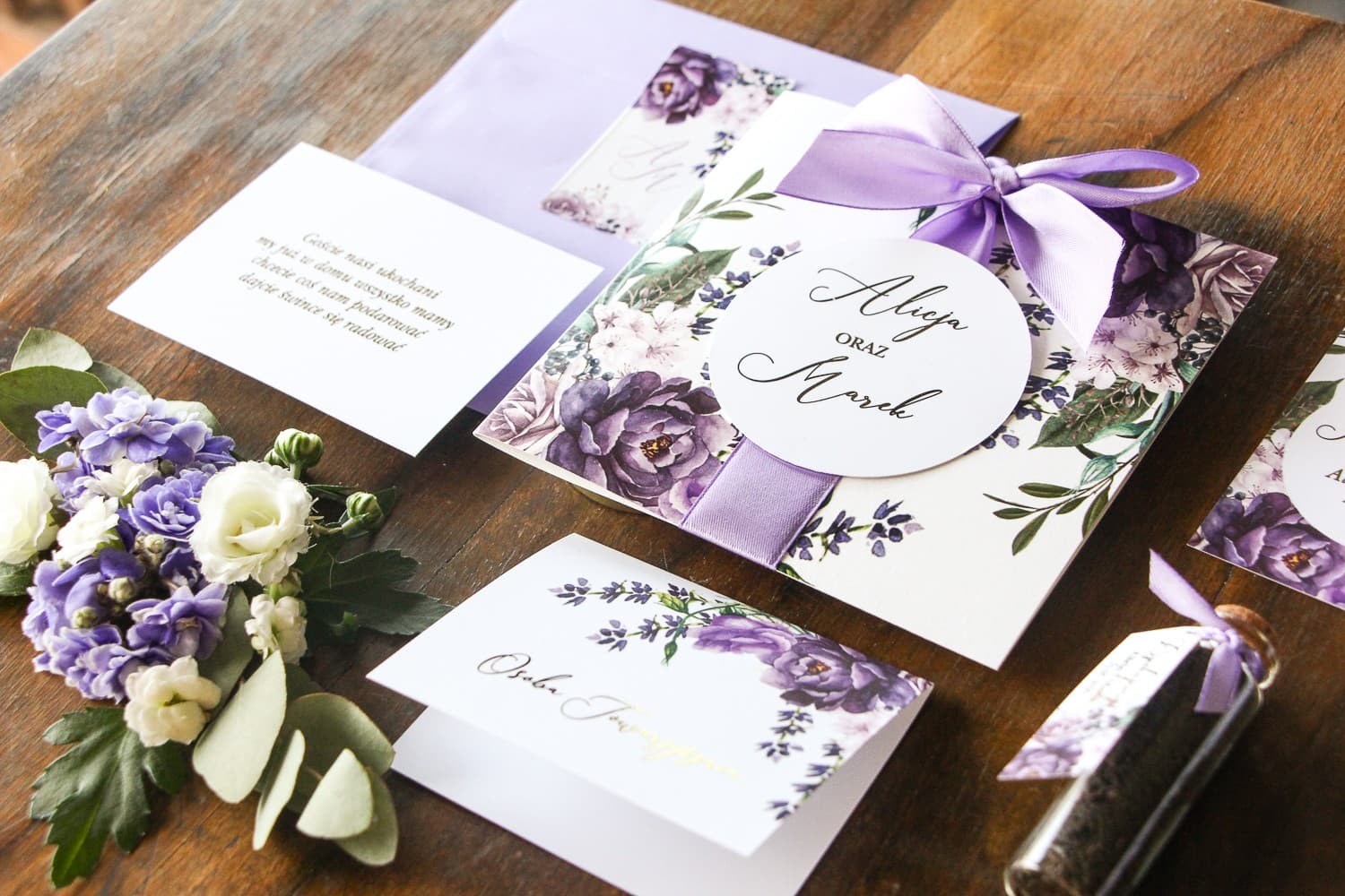 Hochzeitseinladung Soreli Nr. 4 – Glamour-Stil mit Lavendel und Schleife