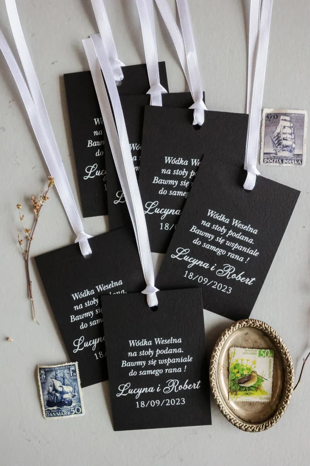 Czarne Zawieszki na Wódkę Weselną Personalizowane | Eleganckie Przywieszki na Alkohol | Kraft nr 8