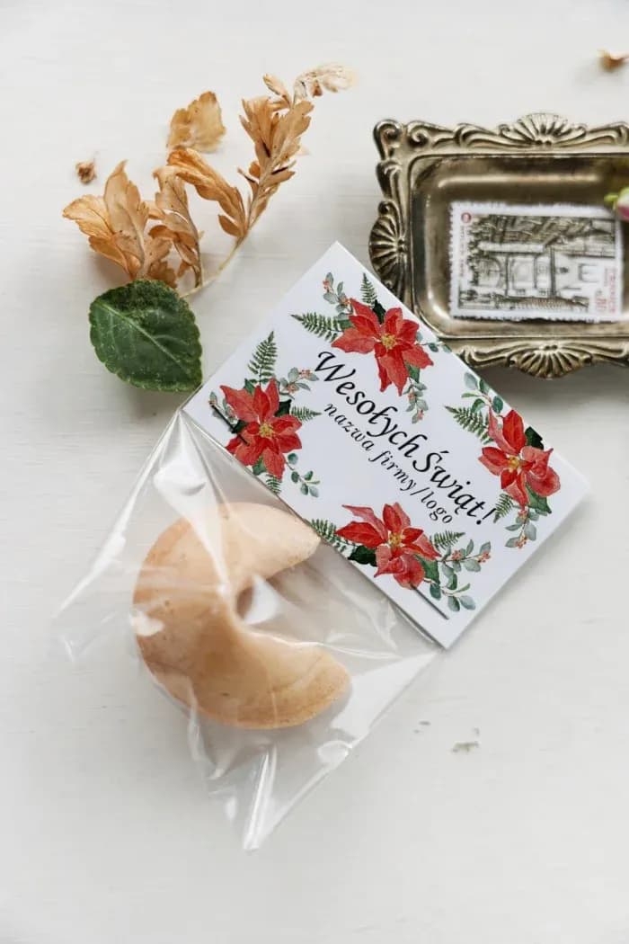 Biscuit de la fortune avec logo et fleurs rouges Biscuit de la fortune personnalisé avec logo d'entreprise et motif de fleurs de Noël rouge intense