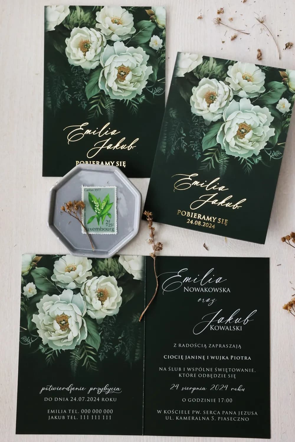 Złocone zaproszenia ślubne - Ruskus nr 10 Elegant Ruskus No. 10 wedding invitation with gold foiled lettering on a dark green background