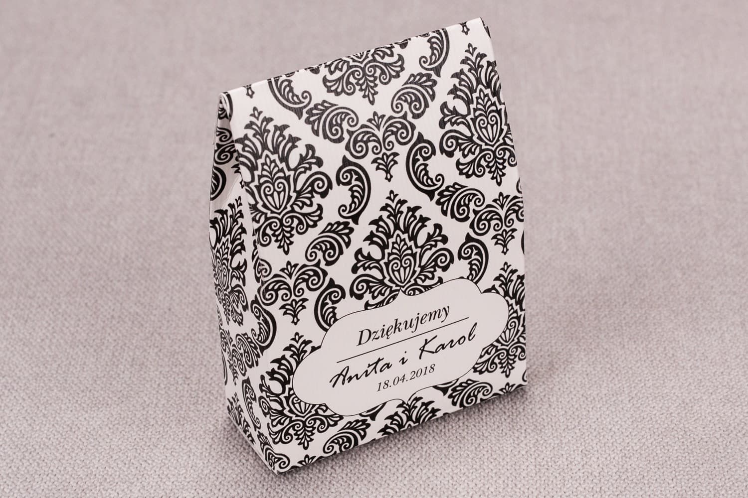 Elegant Wedding Favour Boxes with Ornament | Madras No. 1