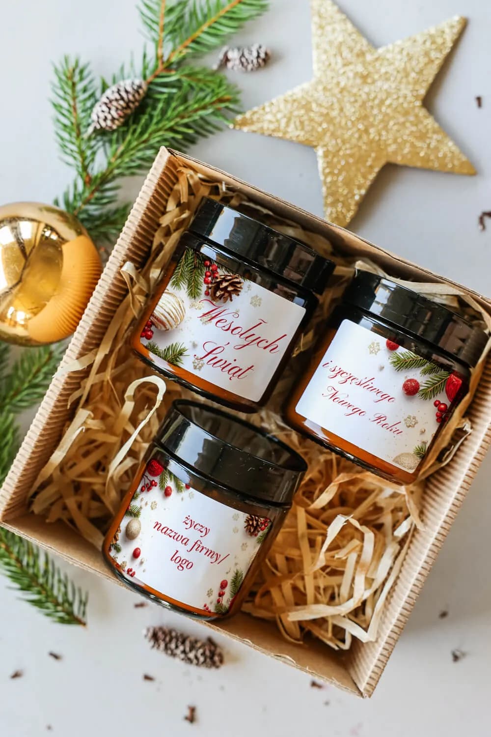 Set de regalo empresarial con tres velas con logo de empresa en caja con relleno ecológico - vista superior.