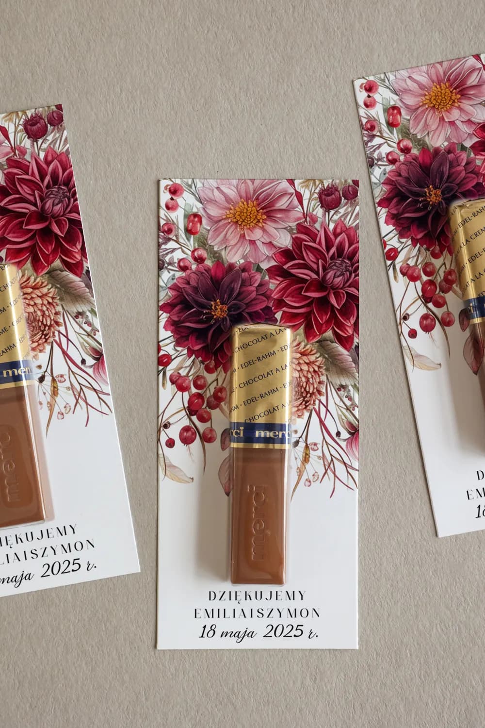 Gastgeschenke mit Merci Schokolade in bordeauxroten und rosa Dahlien Impresja Nr. 6