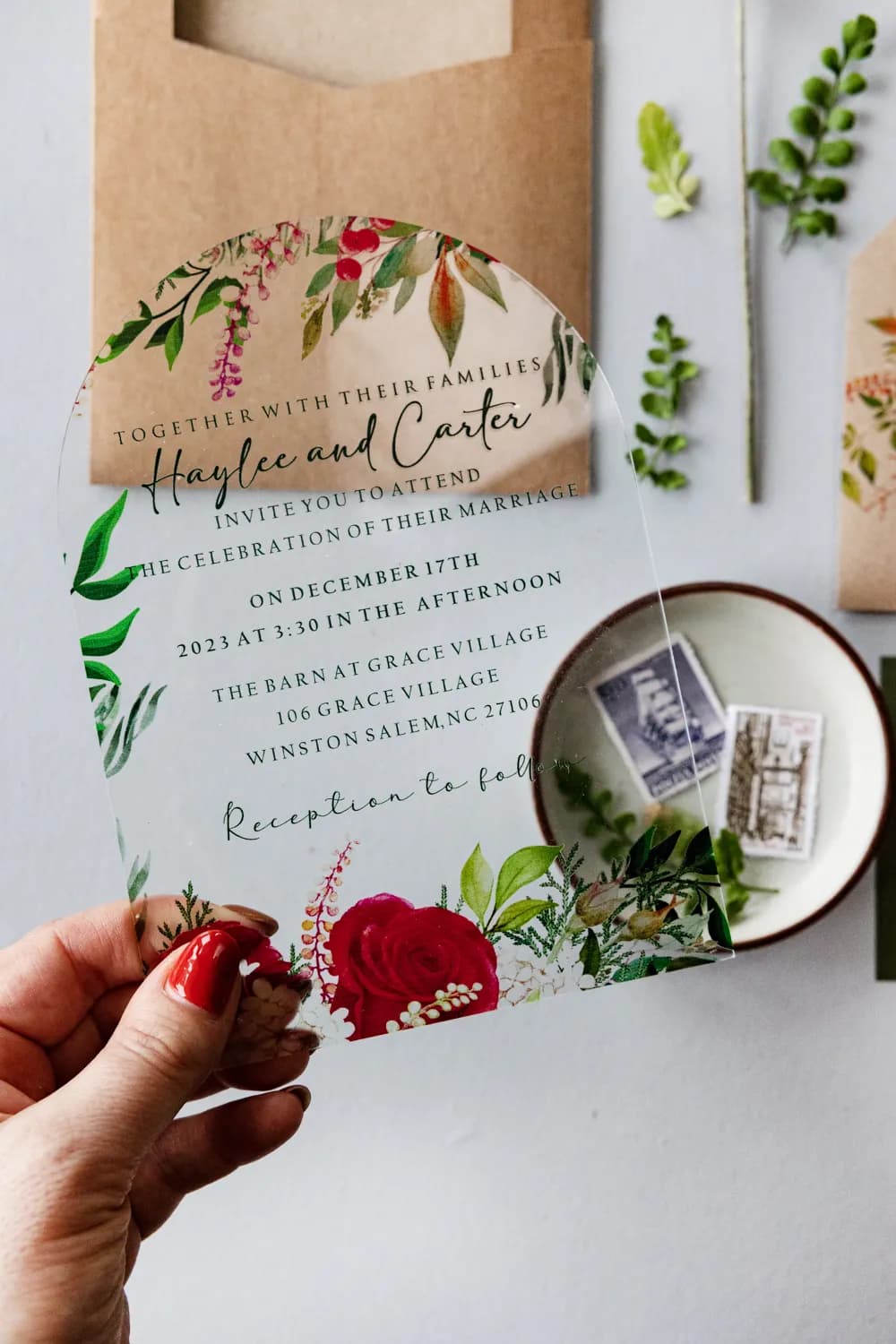 Hochzeitseinladung Rote Rosen auf Plexiglas PR3 – Glamour-Stil im Öko-Etui