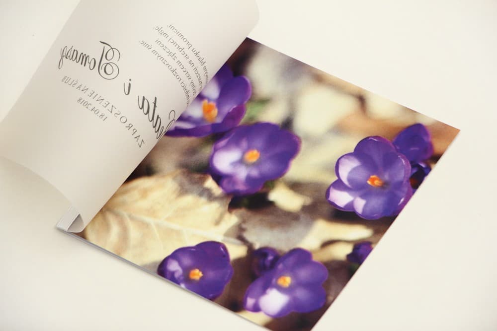 Nahaufnahme von Transparentpapier und Schleife der Einladung Elegant Nr. 26 Elegante Einladungskarte zur Hochzeit mit Transparentpapier - Elegant Nr. 26 - Violette Krokusse