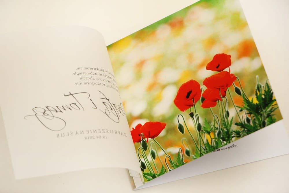 Klappbare Hochzeitseinladung mit Transparentpapier und weißem Band Quadratische Einladungskarte zur Hochzeit mit Foto und roten Blumen