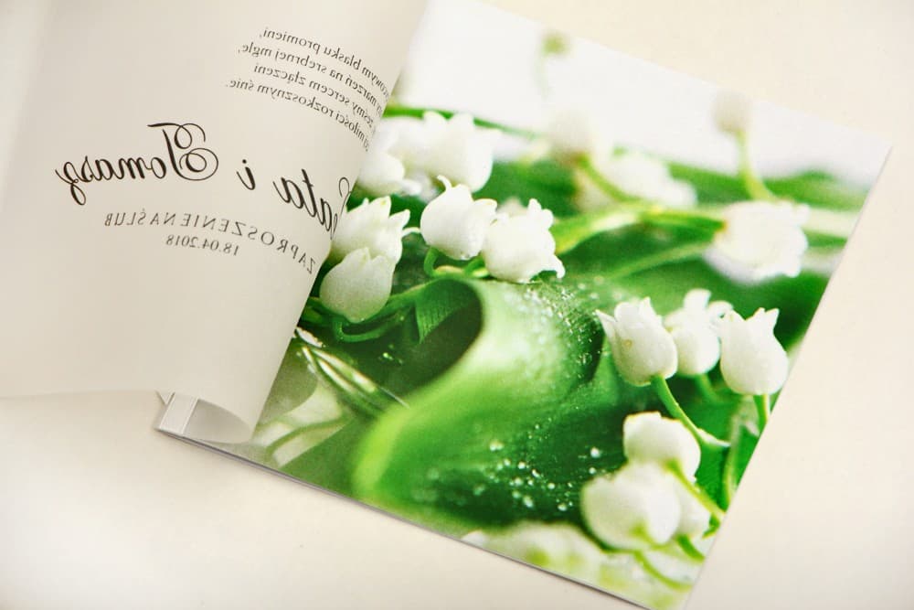 Elegante quadratische Hochzeitseinladungen mit Transparentpapier und Maiglöckchen – Elegant Nr. 3