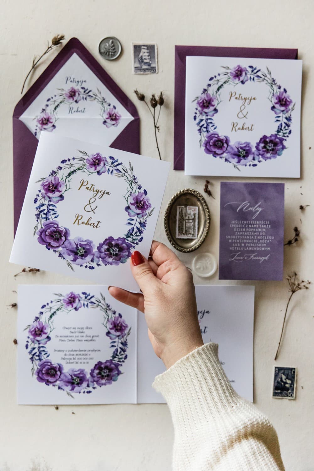 Hochzeitseinladung Cykade Nr. 9 – Violette Blüten und Gold
