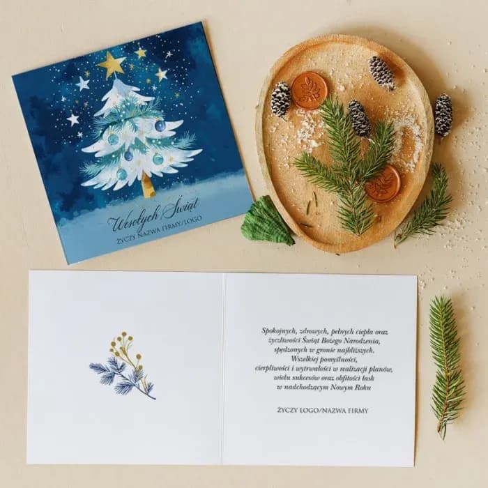 Tarjeta de Navidad personalizada con árbol blanco, bolas azules y detalles dorados.