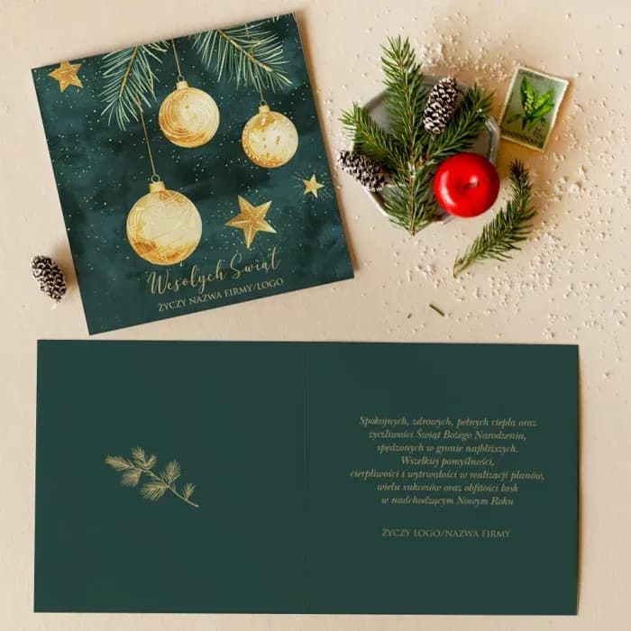 Tarjeta navideña con fondo verde oscuro, bolas doradas y ramas de abeto, con opción de añadir el logo de la empresa.