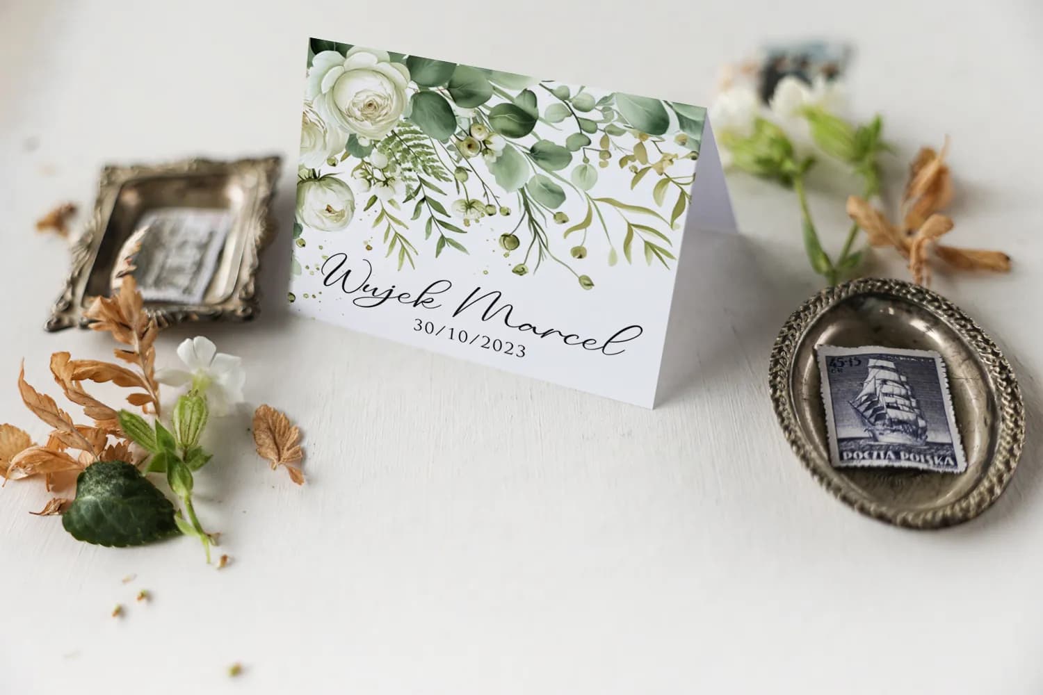 Tischkarte zur Hochzeit mit weiĂen Rosen und grĂŒnen EukalyptusblĂ€ttern Kollektion Impresja Nr. 10