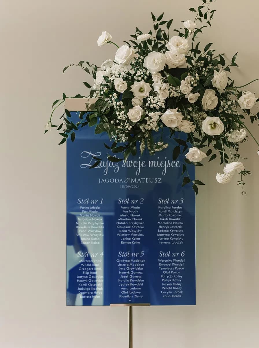 Dunkelblauer Sitzplan aus Plexiglas, weiße Schrift | Moderne Tafel zur Gästeorientierung | Kollektion Avril Nr. 7