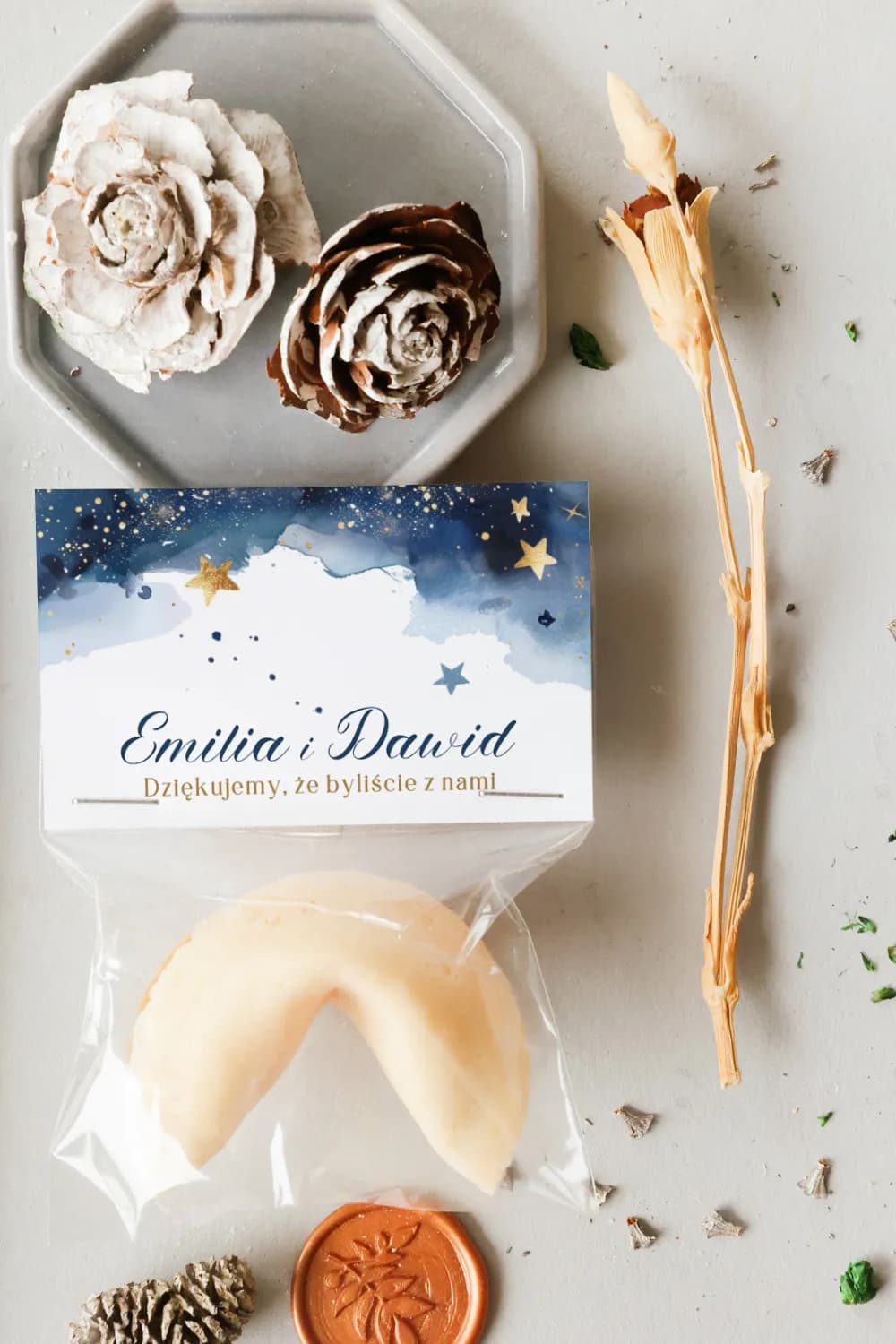 Galleta de la fortuna azul marino y oro en envase transparente para regalo de boda