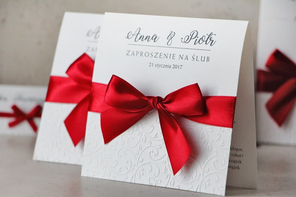 Invitaciones de boda glamour blancas con relieve y lazo de satén – Belisa n.º 2