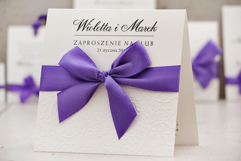 Invitaciones de boda con relieve y lazo de satén en estilo clásico – Belisa n.º 4