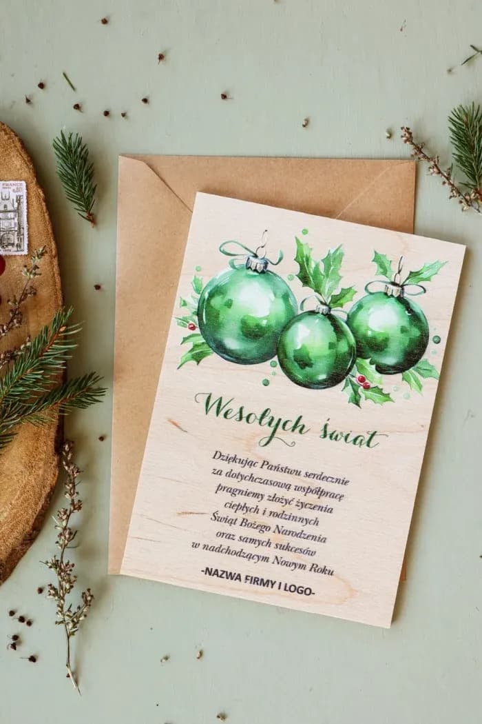 Tarjeta de Navidad de madera con diseño de bolas verdes y hojas de acebo, personalizada con el logotipo de la empresa.