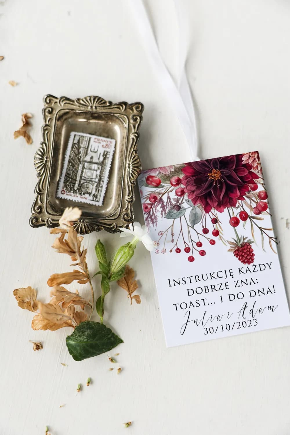 Eleganti etichette nuziali per bottiglie con peonie bordeaux e dettagli romantici | Impresja n. 6 Eleganti etichette nuziali per bottiglie con peonie bordeaux e dettagli romantici | Impresja n. 6