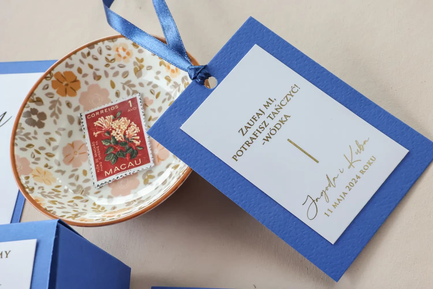 Elegantes etiquetas colgantes para botellas azul con dorado | Etiquetas personalizadas para vodka de boda | Avril n.º 7