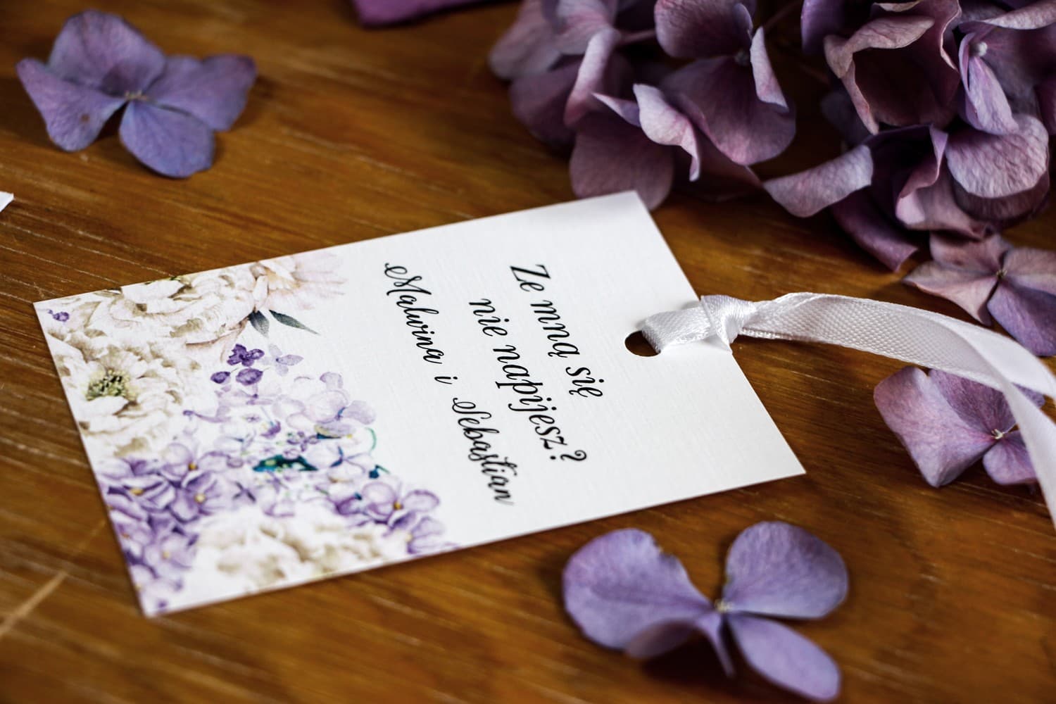 Etiquetas para Botellas de Boda con Hortensia Violeta y Peonía | Elegantes Colgantes para Alcohol | Rozalia n.º 1