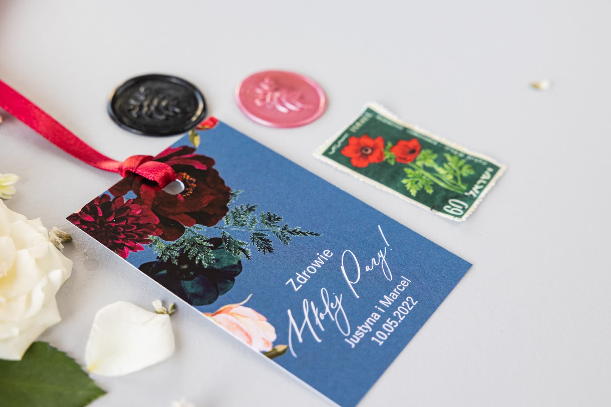 Etiquetas para botellas dusty blue con peonía borgoña | Etiquetas personalizadas | Soft n.º 6