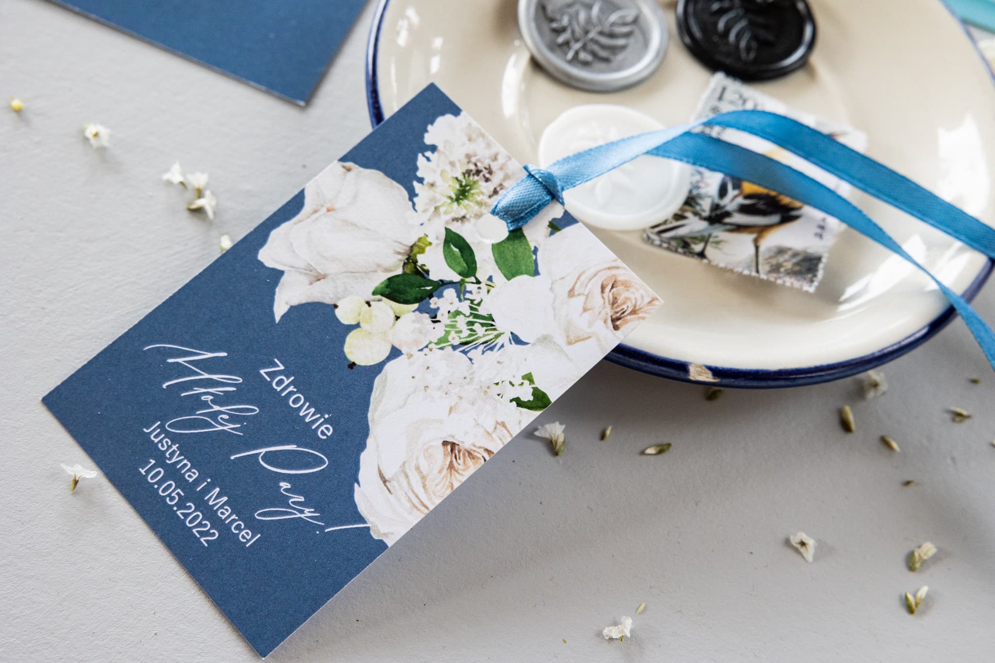 Etiquetas para Botellas de Boda Dusty Blue con Peonías | Etiquetas Elegantes | Soft n.º 5