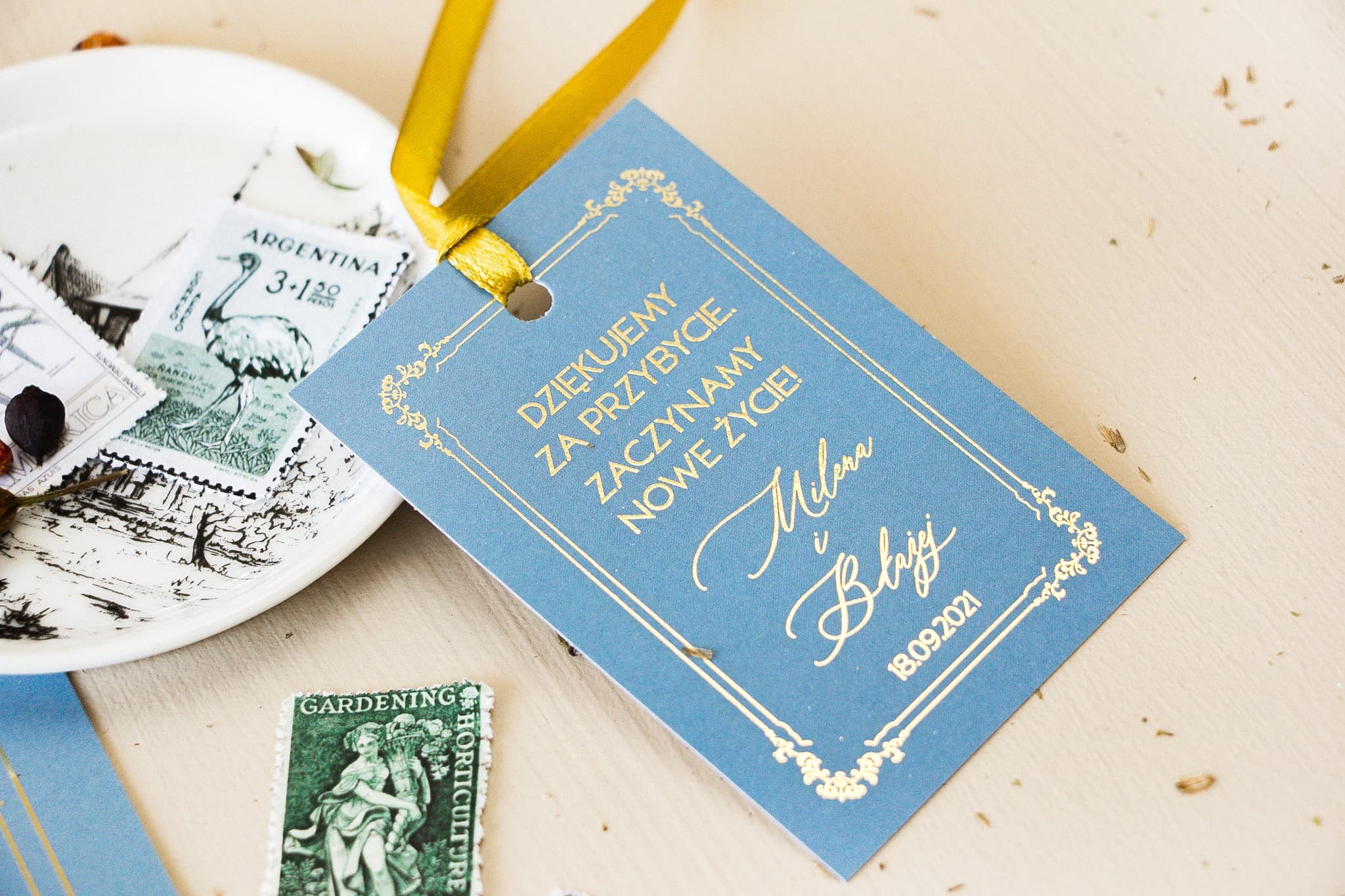 Etiquetas de Boda Doradas para Botellas Dusty Blue | Colgantes Elegantes Glamour | Sand nº 1