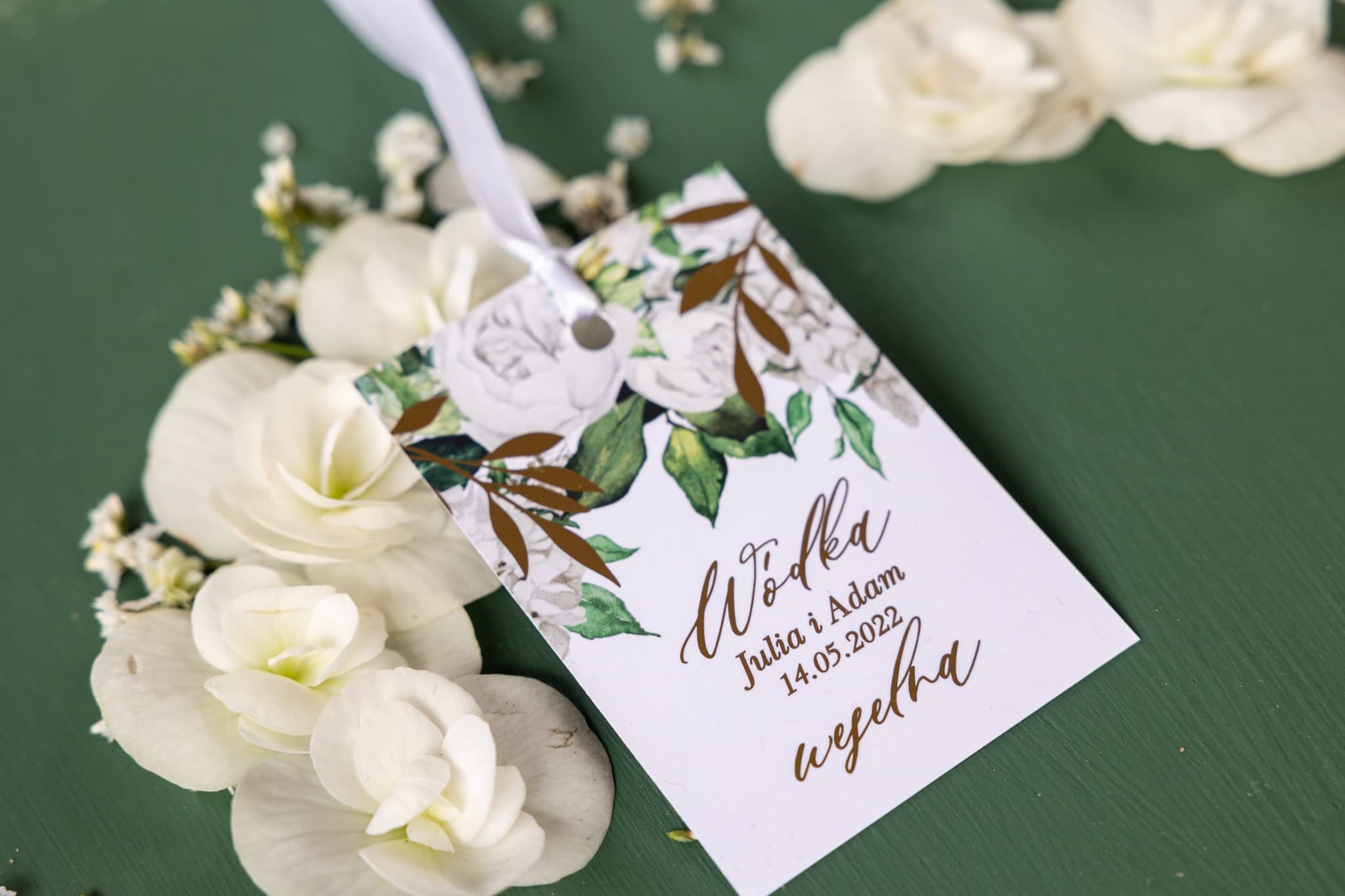 Etiquetas para alcohol en colores pastel con ramas doradas y ramo de peonías blancas y hortensias con fuente dorada