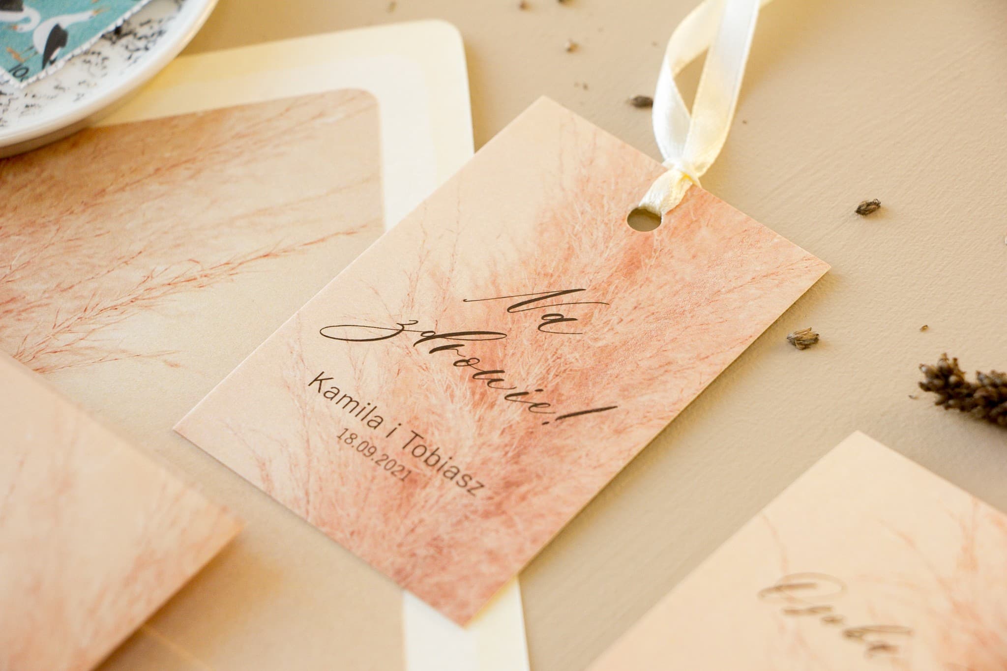 Etiquetas para botellas de boda en papel perlado con motivo de hierba pampas