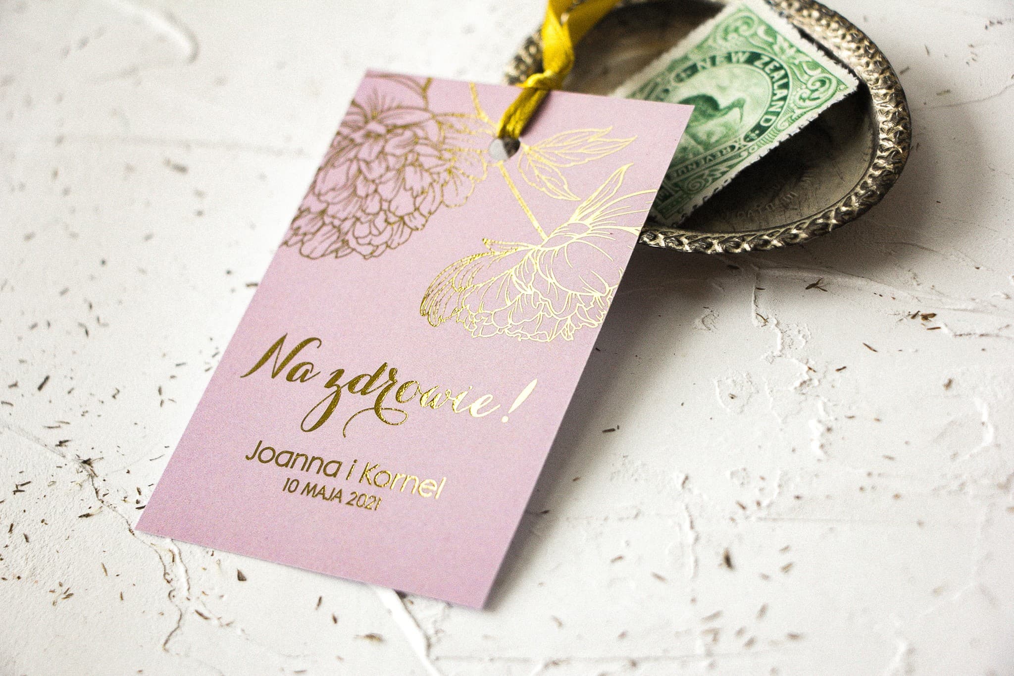 Etiquetas de Vodka Doradas con Peonías | Elegantes Colgantes para Alcohol de Boda | Diseño nº 4