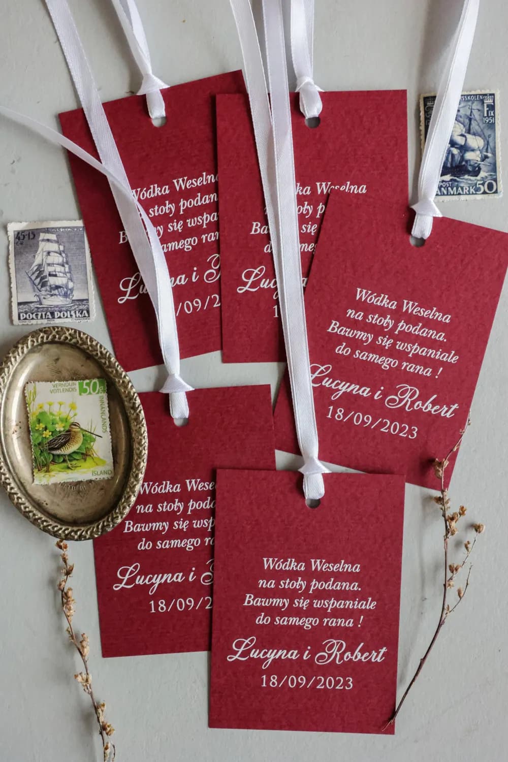 Étiquette de bouteille rouge Kraft n° 6 Étiquette de bouteille de mariage rouge avec ruban blanc et personnalisation | Kraft n° 6