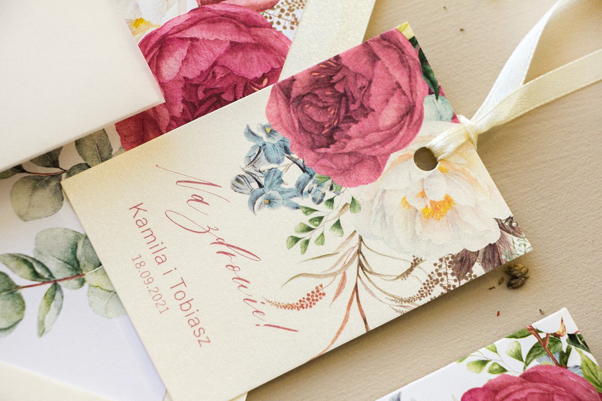 Étiquettes de bouteilles élégantes avec pivoines | Bijoux de bouteille de mariage en papier perlé | Opal n° 10