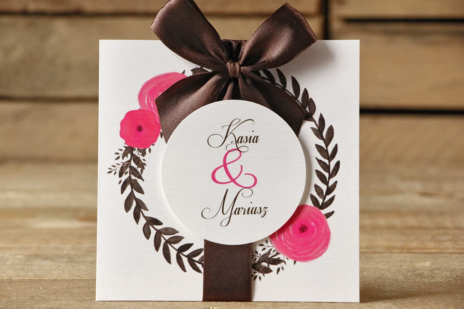 Faire-part de mariage avec étui et ruban - détail du nœud Faire-part de mariage carré avec nœud marron Fleurs Peintes n° 19 Amelia Wedding