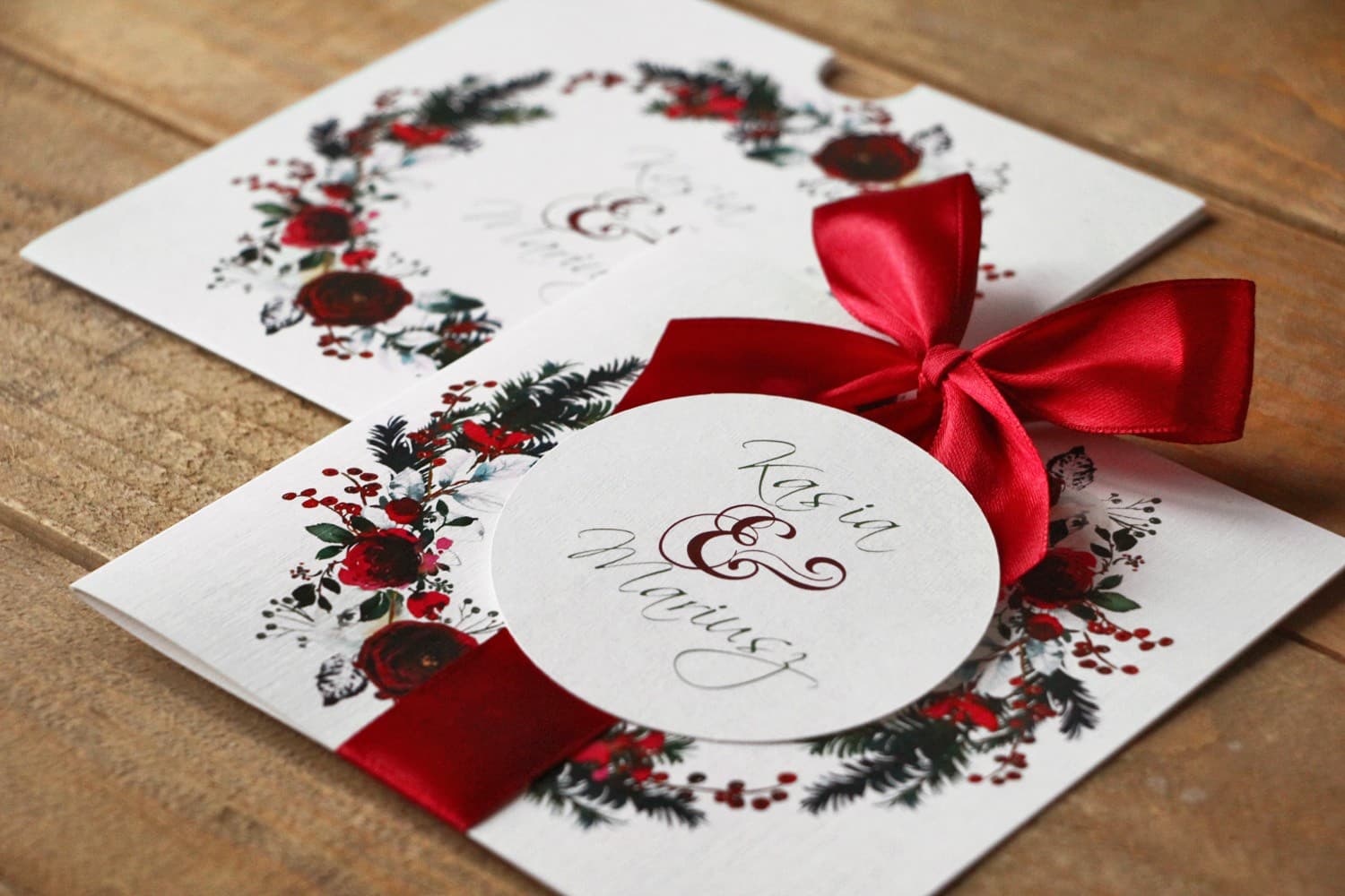 Faire-part de mariage hivernal avec étui Fleurs Peintes n° 27 Faire-part de mariage hivernal dans un étui Fleurs Peintes n° 27 avec nœud rouge Amelia Wedding