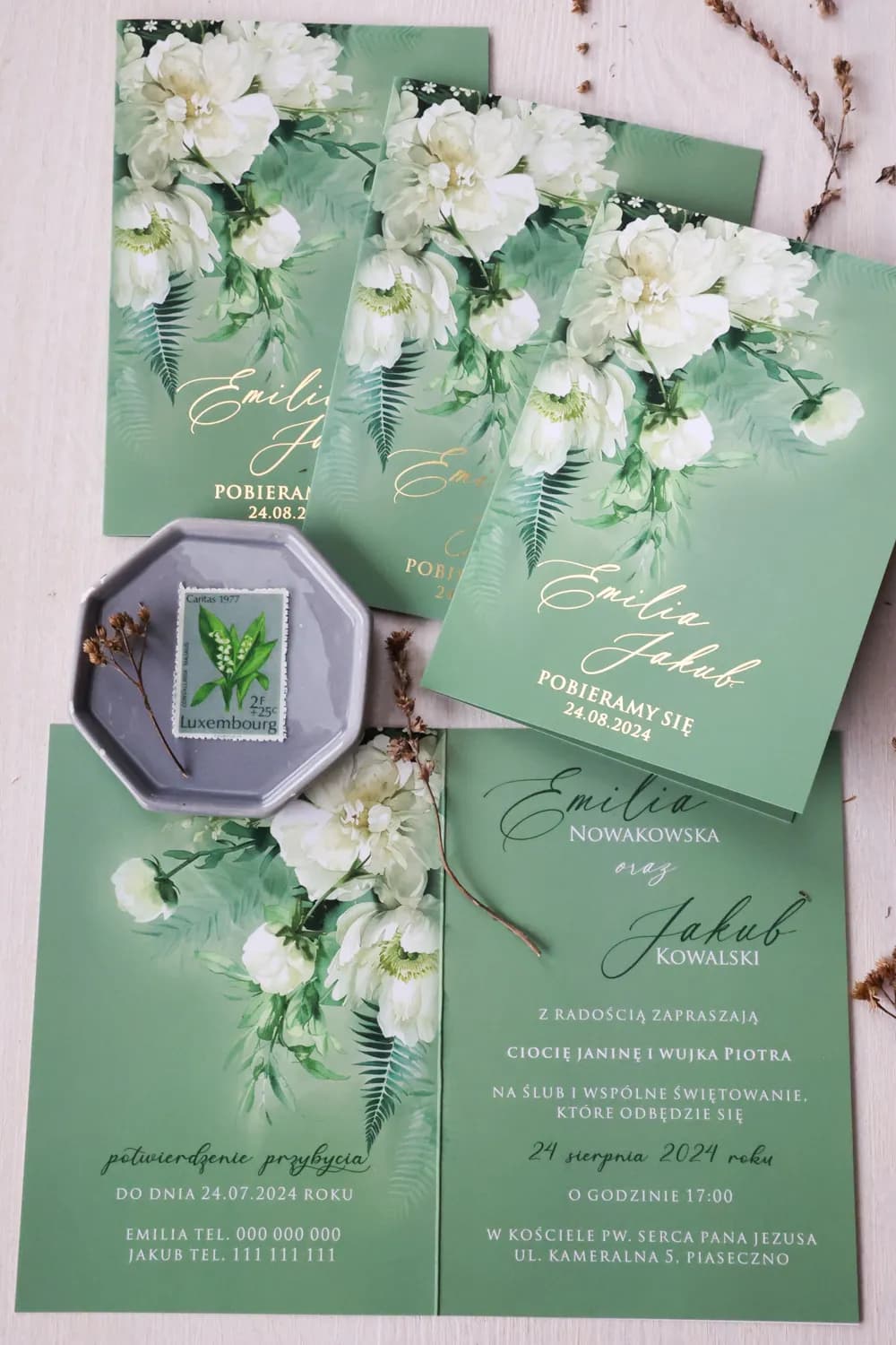 Faire-part de mariage vert bouteille avec fleurs blanches - Ruskus n° 12 Faire-part de mariage doré Ruskus n° 12 vert bouteille Amelia Wedding