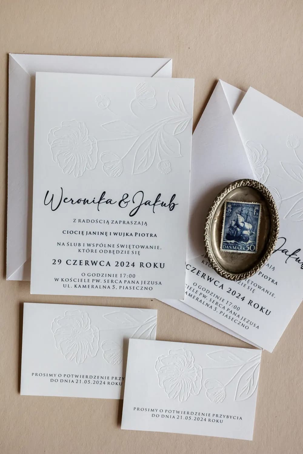 Invitations de mariage letterpress Karmen n° 2 avec motif floral gaufré Faire-part mariage gaufré Karmen n° 2 fleurs blanches letterpress Amelia Wedding